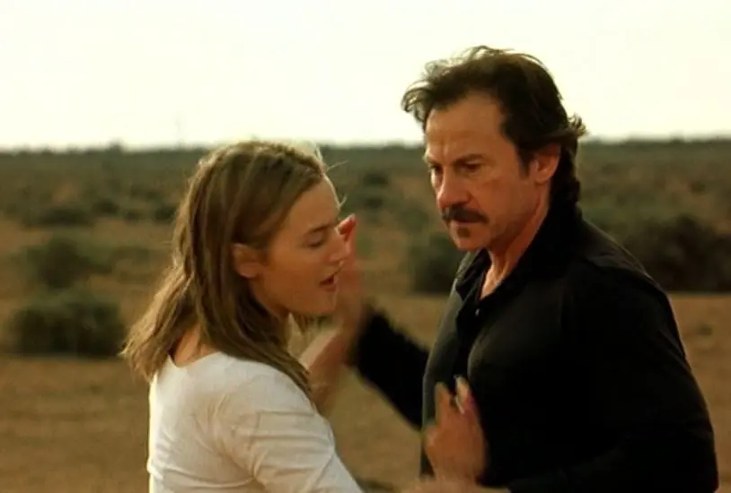 Una relación sentimental se da entre una adoradora de un gurú y el hombre que fue contratado para erradicar su fanatismo.