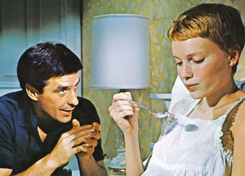 Un matrimonio se instala en un departamento de Nueva York sin sospechar que sus vecinos pertenecen a una secta satánica. Cuando Rosemary queda embarazada, se aísla poco a poco y la verdad sobre su bebé es revelada después de tenerlo.