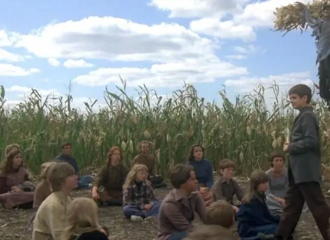 Una pareja llega a un pueblo donde sólo hay niños, pues estos mataron a todos los adultos y formaron un culto que cree que todos los mayores de 18 años deben ser sacrificados al dios del maíz.