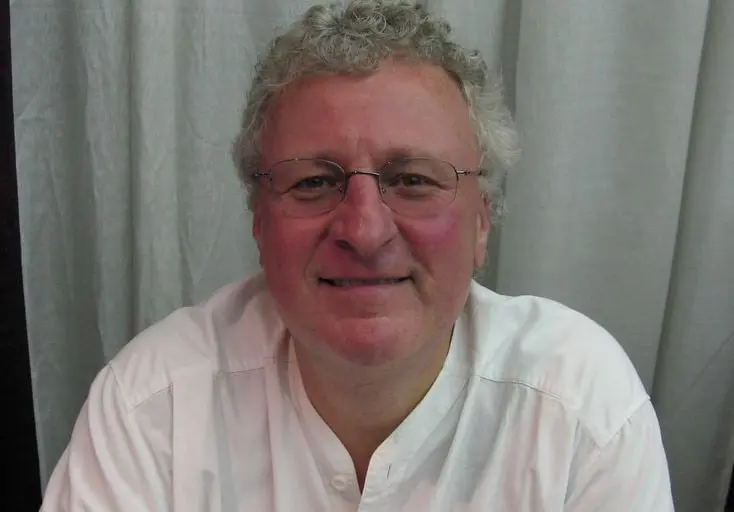 Era Roy, el vecino presumido de Ben y Flo.