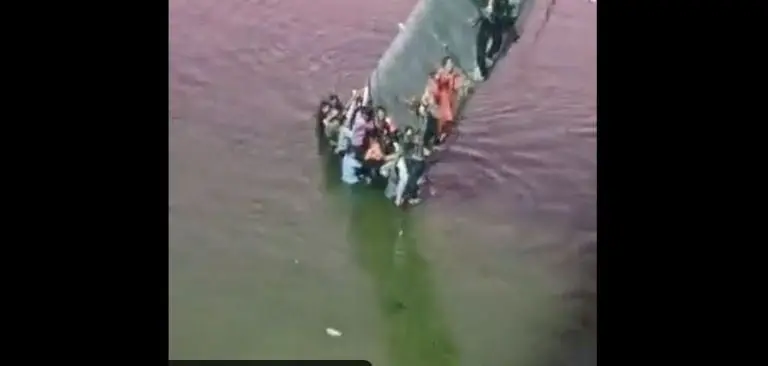 La gente intentó regresar por la estructura. Foto: captura de pantalla.