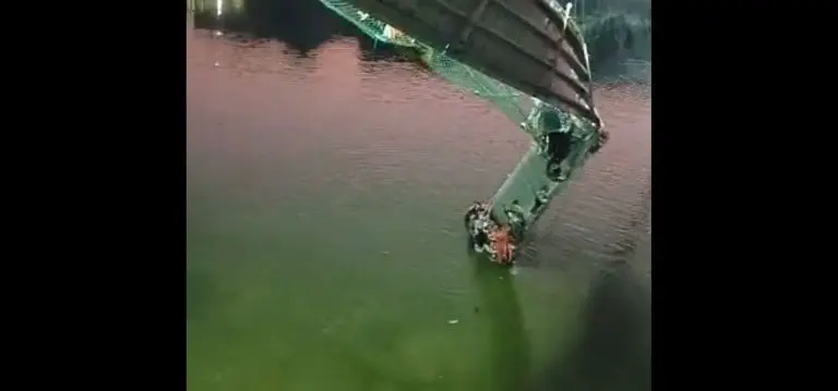 El puente colgante en India se vino abajo. Foto: captura de pantalla.