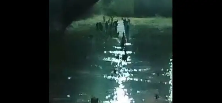 La gente quedó en el río a la espera de ayuda. Foto: captura de pantalla.