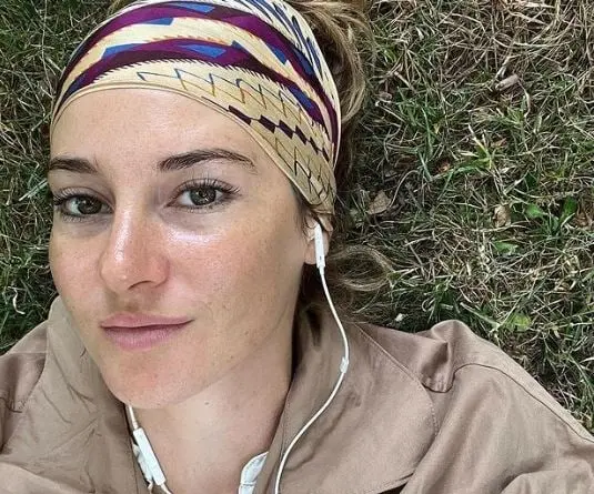 Era una adolescente optimista que padec&iacute;a c&aacute;ncer pulmonar y se enamora de Augustus Waters.