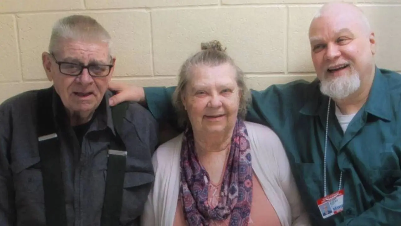  Es un thriller filmado durante 13 años que documenta la historia real de un crimen macabro y la posible inocencia de los dos prisioneros acusados. La temporada 1 de esta serie documental ganó cuatro premios Emmy.