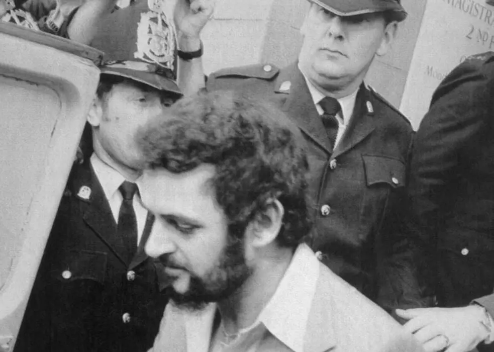  Cuenta la historia del británico Peter William Sutcliffe, un asesino en serie de trabajadoras sexuales británico que sembró el terror en los años 70.