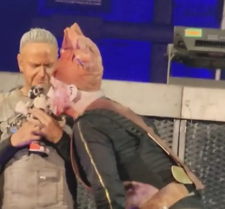 Till Lindemann le da beso a un Dr. Simi (Twitter)