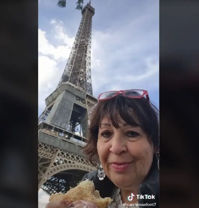 Señora cumple su sueño de conocer París (TikTok)