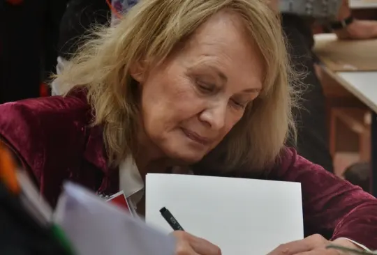 Annie Ernaux fue galardonada con el Nobel de Literatura 2022 por el coraje y la agudeza clínica con la que descubre las raíces, los extrañamientos y las restricciones colectivas de la memoria personal"