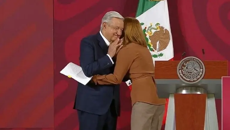 AMLO se despidió de Tatiana Clouthier. Foto: captura de pantalla.