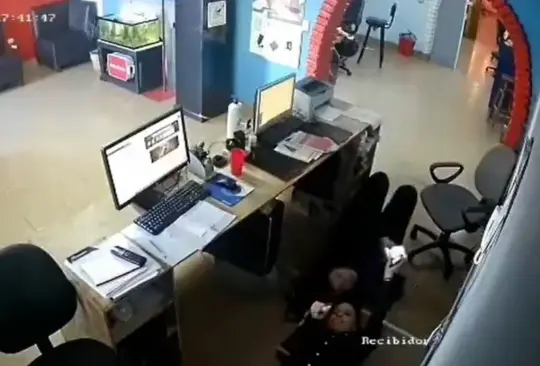 Las trabajadoras comenzaron a plancharse el cabello y ver una películas sin percatarse de que estaban siendo grabadas Las trabajadoras comenzaron a plancharse el cabello y ver una películas sin percatarse de que estaban siendo grabadas