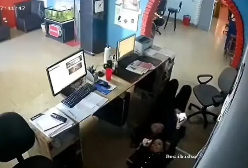 Las trabajadoras comenzaron a plancharse el cabello y ver una películas sin percatarse de que estaban siendo grabadas Las trabajadoras comenzaron a plancharse el cabello y ver una películas sin percatarse de que estaban siendo grabadas