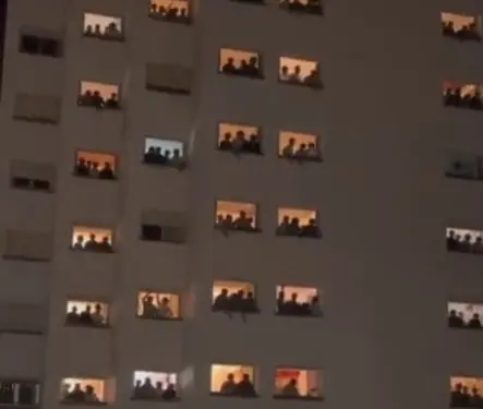 VIDEO | Decenas de universitarios acosan a mujeres con gritos machistas; compañeras los defienden