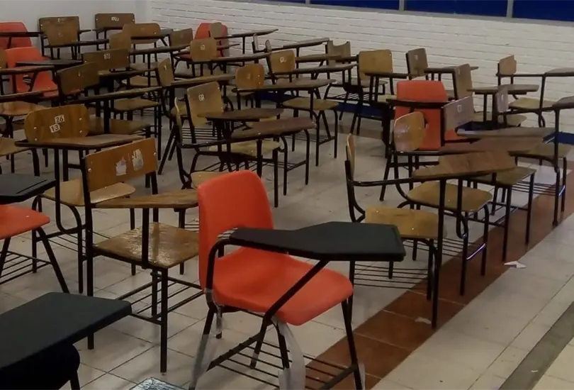 La profesora lamentó el desinterés de los alumnos, quienes prefirieron quedarse en el patio antes que entrar a tomar su clase de derecho fiscal La profesora lamentó el desinterés de los alumnos, quienes prefirieron quedarse en el patio antes que entrar a tomar su clase de derecho fiscal