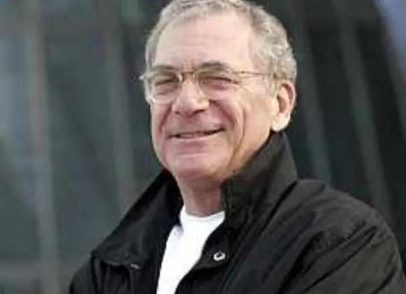 Era el padre de Tom, quien solía casarse una y otra vez con mujeres más jóvenes que él. El actor falleció en mayo de 2008.