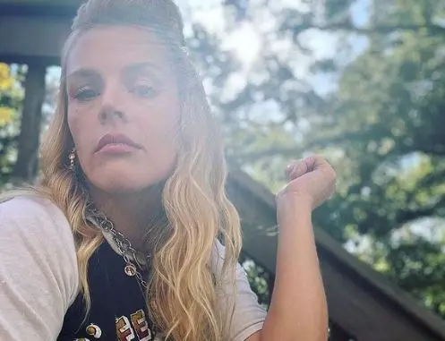 Era la prima de Hannah, quien quería ser su dama de honor desde que tenía 5 años; tuvo una aventura con Tom.