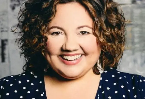 Era otra de las damas de honor de Hanna, a quien conoció en un campamento.