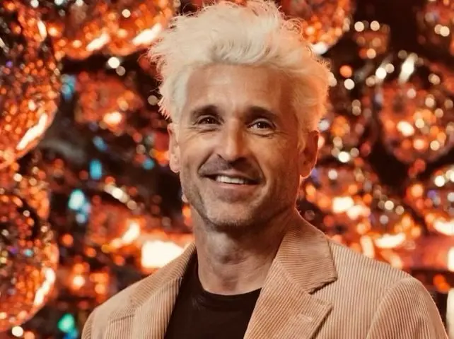 Era un neoyorquino rico que tenía mucho éxito conquistando a mujeres, hasta que se enamora de su mejor amiga, quien está a punto de casarse y le pide que sea su dama de honor.