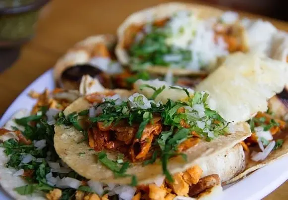 En un TikTok, la gobernadora informó que le gustan las garnachas, pero en especial, el taco al pastor.