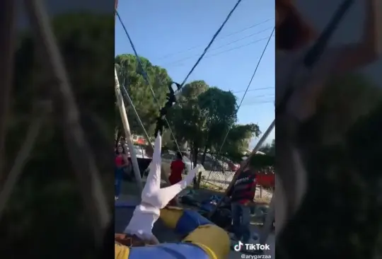 La mujer se golpeó en la cabeza. 