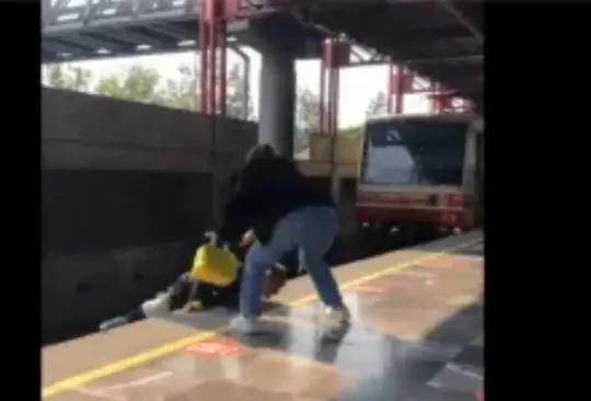 El hombre casi pierde la vida al  bajar a las vías del Metro por una pelota Créditos: Captura de pantalla