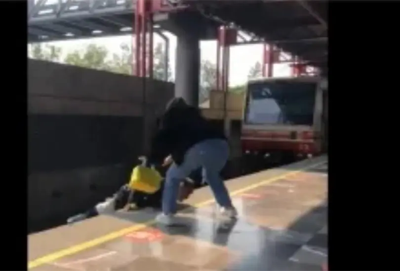 El hombre casi pierde la vida al  bajar a las v&iacute;as del Metro por una pelota Cr&eacute;ditos: Captura de pantalla