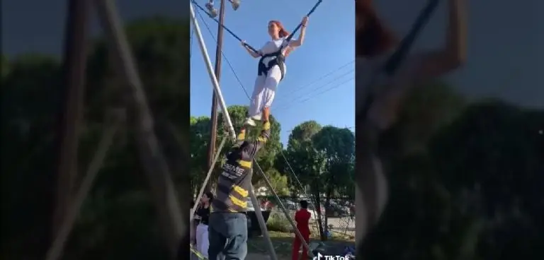 Un trabajador ayudó a la mujer a impulsarse. Foto: captura de pantalla.