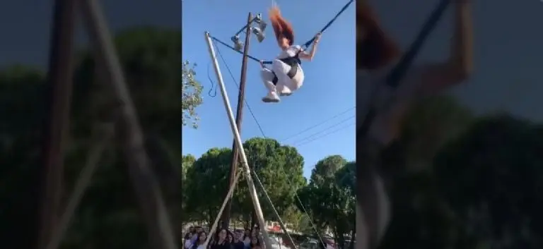 La mujer dio vueltas por el aire. Foto: captura de pantalla.