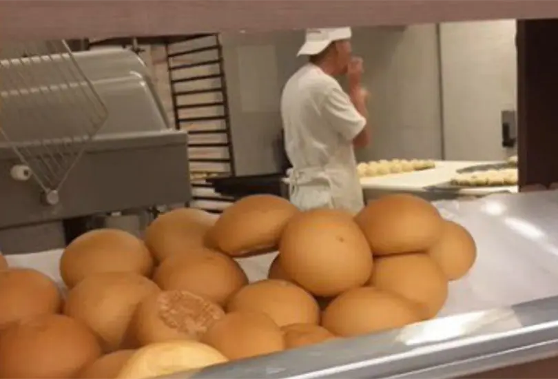 El panadero lam&iacute;a la masa e incluso se fijaba que nadie lo estuviera viendo...