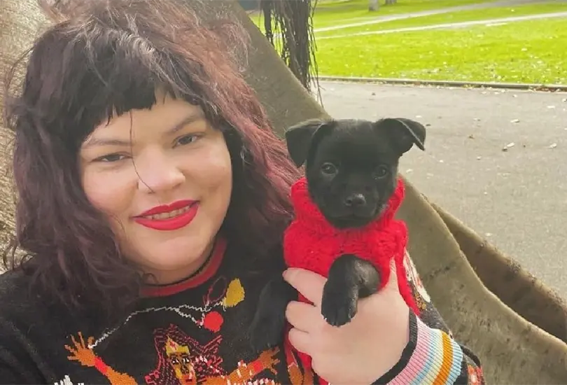 La mujer adopt&oacute; a un perrito. 