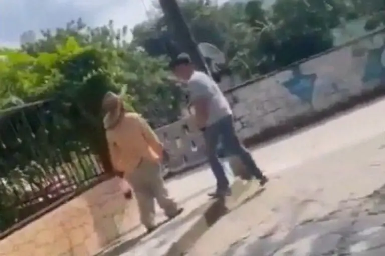 Joven golpea a abuelito - Tomada de video