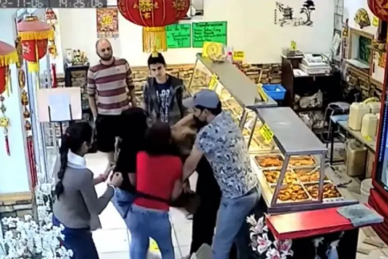 Lady DEA pelea con empleadas de restuante - Tomada de video