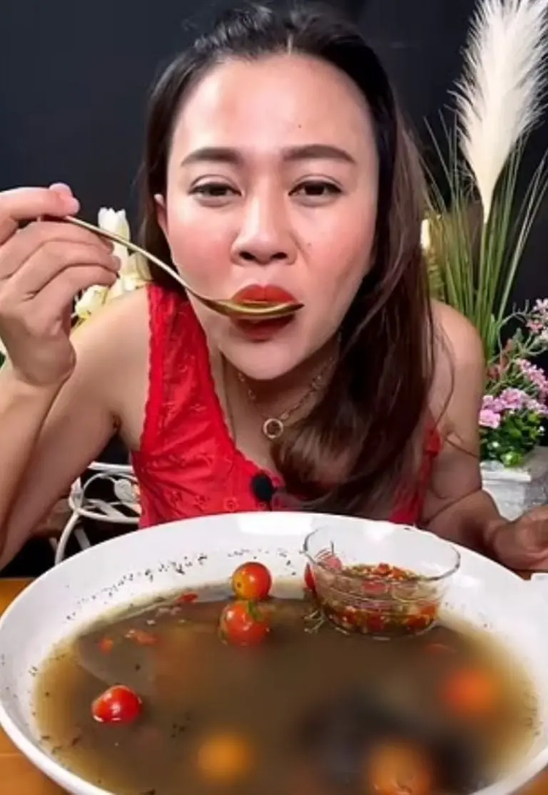 Arrestan a influencer por comer un murciélago (Redes sociales)