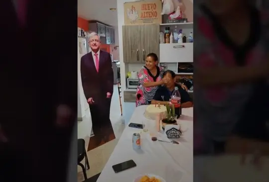 Hombre recibe un AMLO como regalo de cumpleaños. Hombre recibe un AMLO como regalo de cumpleaños.