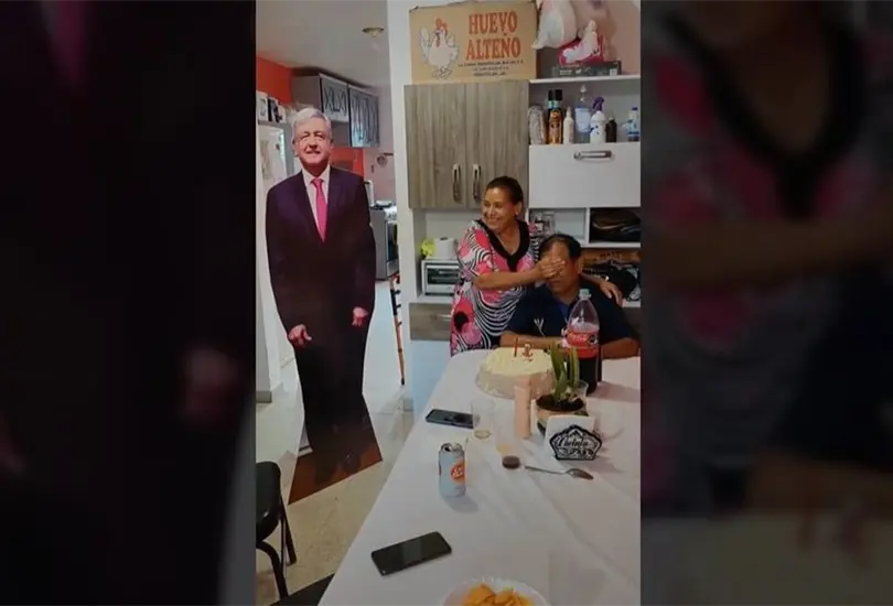 Hombre recibe un AMLO como regalo de cumplea&ntilde;os. 