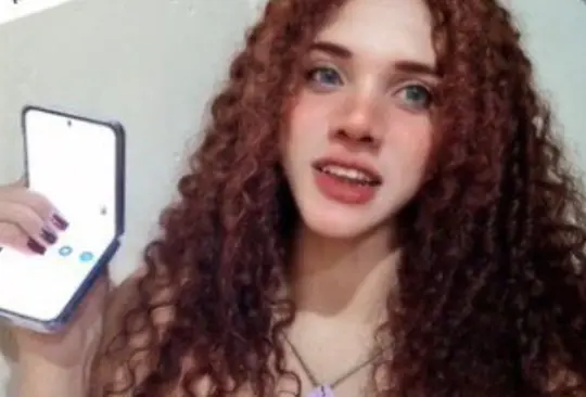 Angelina Pinela, una joven tiktoker causó polémica en redes sociales al asegurar que aunque su techo sea de lámina, cuenta con el último teléfono que se dobla de la marca Samsung
