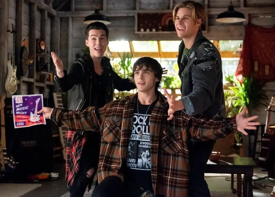  Julie and the Phantoms 