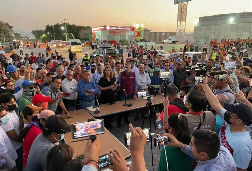 Despu&eacute;s de m&aacute;s de dos horas de intenso di&aacute;logo, vecinos, funcionarios de obra p&uacute;blica, educaci&oacute;n, normalistas, obreros, y representantes de empresas privadas se logr&oacute; un ejercicio ejemplar.