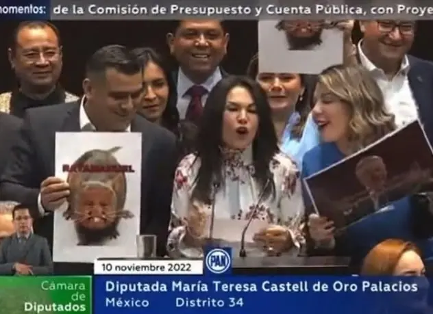 Hoy te dedico esta canción por tu cumpleaños, así como te gusta, llena de insultos y ofensas, disfruten y los invito a cantar arremetió la diputada Hoy te dedico esta canción por tu cumpleaños, así como te gusta, llena de insultos y ofensas, disfruten y los invito a cantar arremetió la diputada