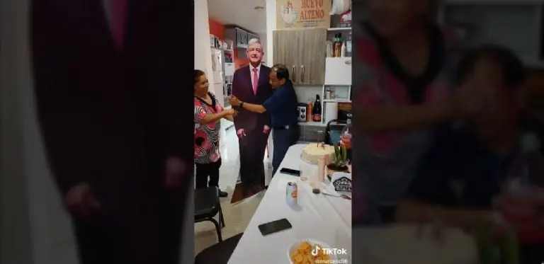 El cumpleañero no dudó en abrazar al presidente. Foto: captura de pantalla.