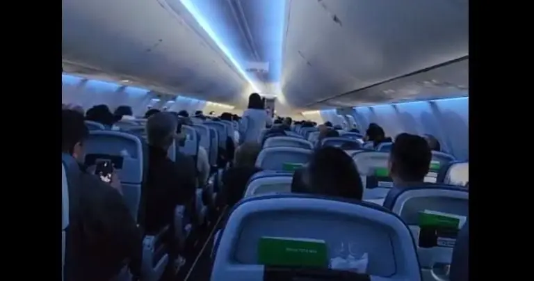 La mujer le reclamó a AMLO durante un vuelo. Foto: captura de pantalla.
