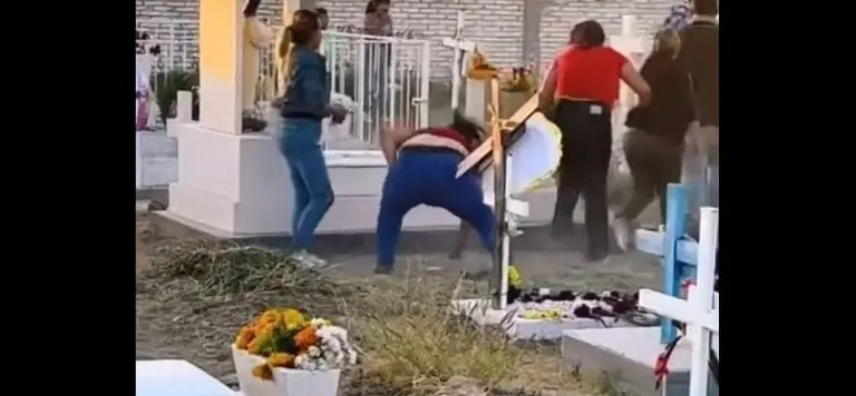 La mujer levantó las piedras. Foto: captura de pantalla.