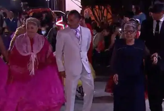 Acompañadas de sus chambelanes y portando vestidos de ensueño, 24 adultas mayores cumplieron su sueño de vivir una fiesta de XV años Acompañadas de sus chambelanes y portando vestidos de ensueño, 24 adultas mayores cumplieron su sueño de vivir una fiesta de XV años