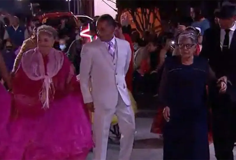 Acompa&ntilde;adas de sus chambelanes y portando vestidos de ensue&ntilde;o, 24 adultas mayores cumplieron su sue&ntilde;o de vivir una fiesta de XV a&ntilde;os 