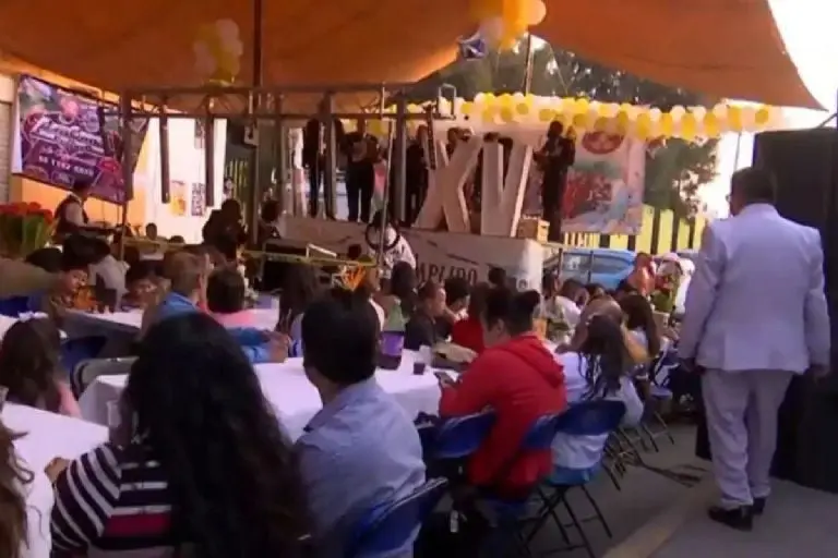 Adultas mayores cumplen su sueño de XV años - Tomada de video