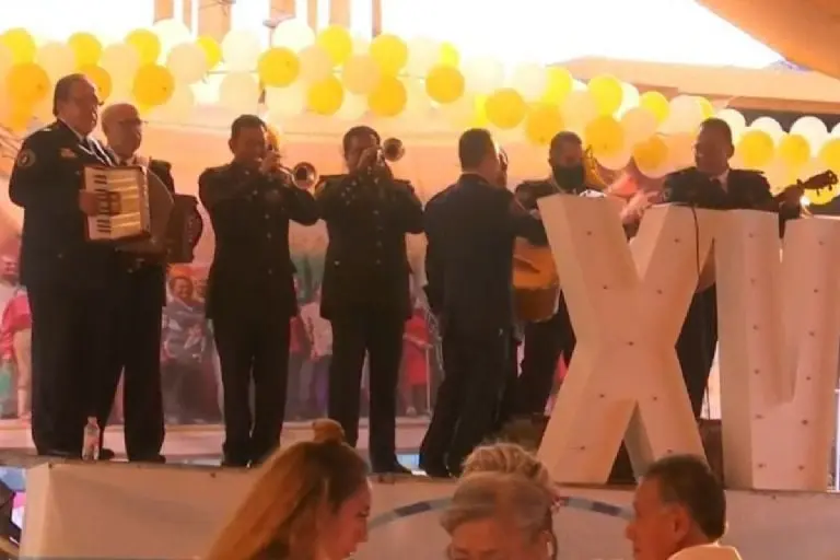 Adultas mayores cumplen sueño de XV años - Tomada de video