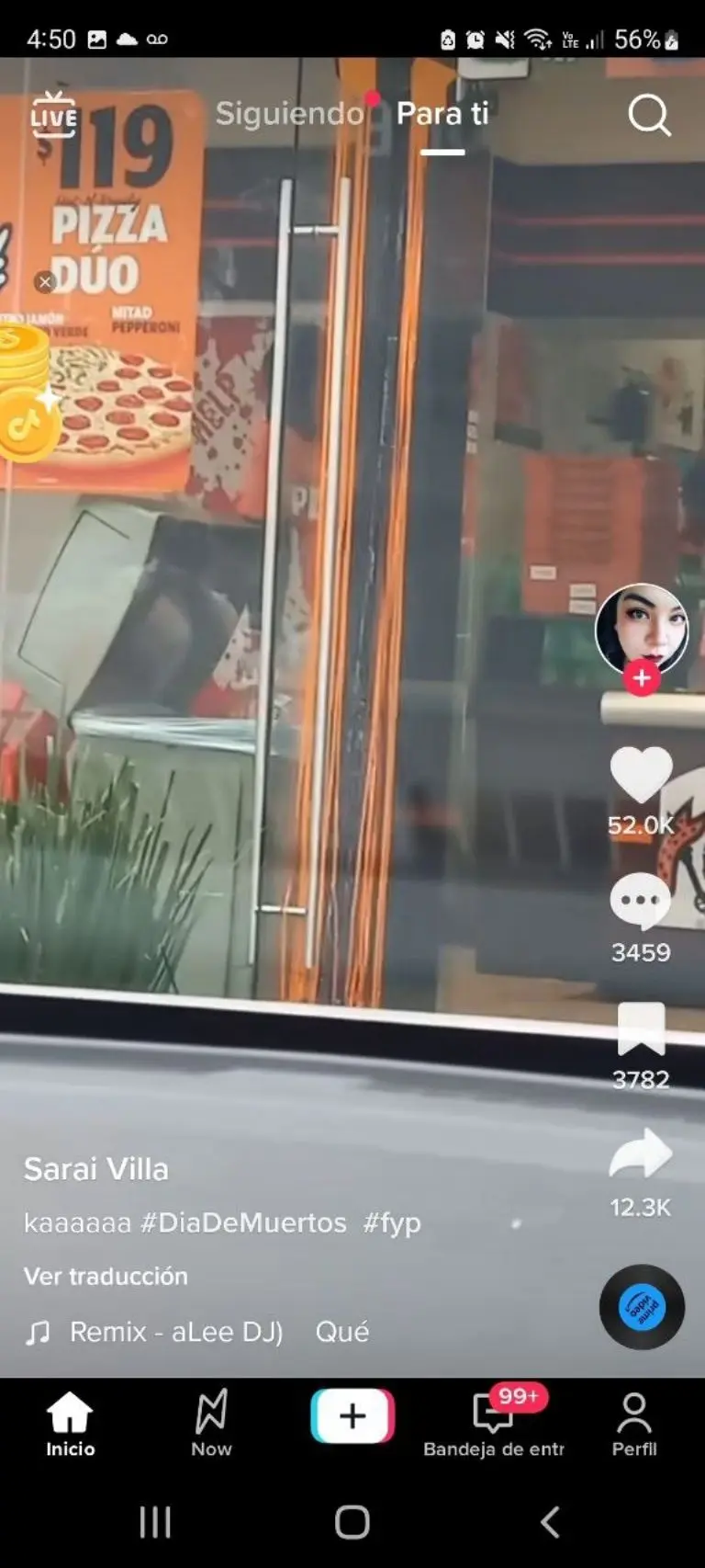 Empleado saca cajas de pizza de la basura - Tomada de video