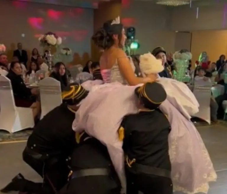 Chambelanes tiran a quinceañera (TikTok)