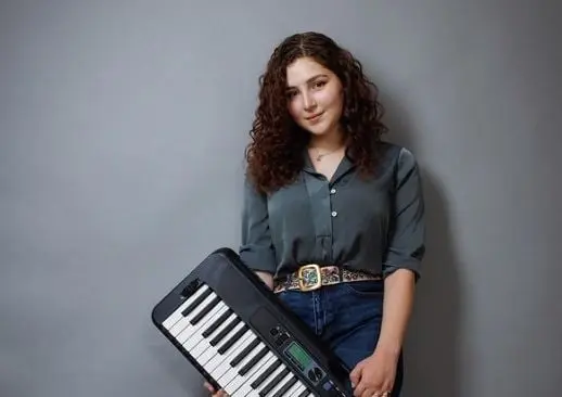 Era la hija de Robert, una niña insegura y tierna quien sueña con cuentos de hadas.