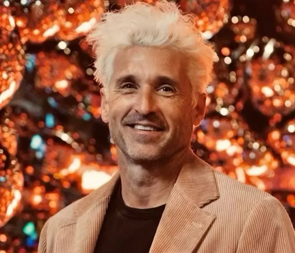 Era un abogado de Nueva York que tras ser abandonado por su esposa, no cree en el amor.